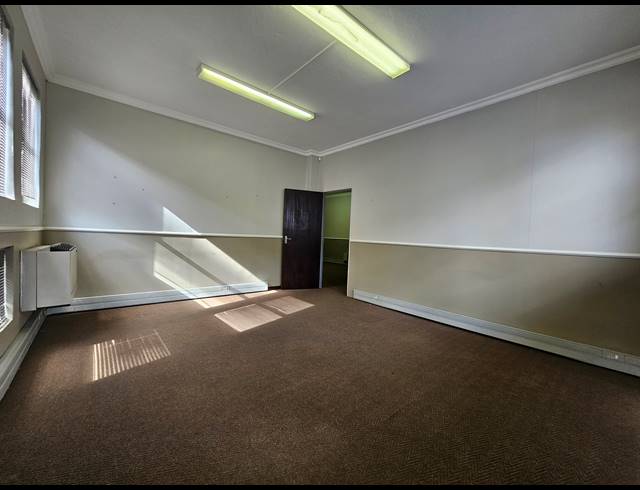 100M² BUSINESS CENTRE TO LET IN SILVER LAKES